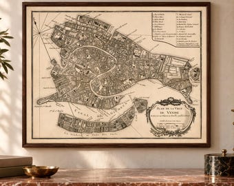 Może przedstawiać: Oprawiona mapa Wenecji w stylu vintage, wydrukowana czarnym tuszem na kremowym tle. Mapa przedstawia szczegółowe układy ulic, kanały, różę wiatrów oraz ozdobny kartusz z napisem Plan de la Ville de Venise.