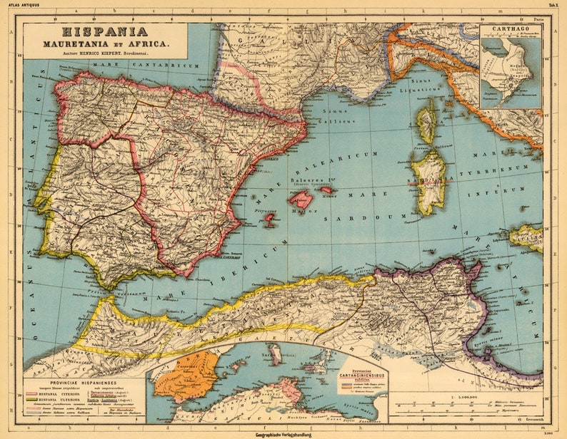 K&ouml;nnte beinhalten: Eine antike Karte von Hispanien, Mauretanien und Afrika, die die r&ouml;mischen Provinzen der Iberischen Halbinsel und Nordafrikas zeigt. Die Karte ist in Blaut&ouml;nen, Gr&uuml;n, Gelb und Rot gehalten, mit detaillierten Linien, die Fl&uuml;sse, Berge und Stra&szlig;en darstellen. Die Karte enth&auml;lt eine Legende mit den Namen der Provinzen und ihren entsprechenden Farben.