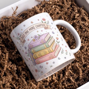 Adesivo para caneca com estampa floral de livros, disponível em PNG para canecas de café de 325ml e 445ml, com a frase "Só mais um capítulo", ideal para leitores ávidos e amantes de livros. Download digital.