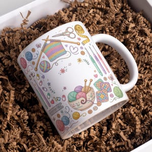 Op de afbeelding: Een set van drie keramische mokken met een gespikkelde, matte afwerking. De mokken zijn in de tinten crème, lichtgrijs en donkergrijs. Elke mok heeft een eenvoudig, minimalistisch ontwerp, perfect voor koffie of thee.