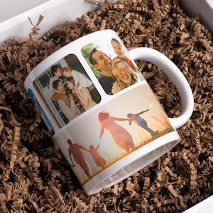 Op de afbeelding: Witte keramische mok met een collage van familiefoto's. De mok heeft een gebogen handvat en is omgeven door bruin verpakkingsmateriaal. De foto's tonen een gezin dat samen plezier heeft, met afbeeldingen van ouders en kinderen.