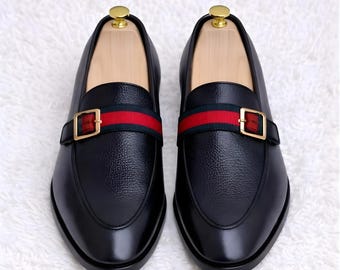 Mocasines de cuero negro hechos a mano con correa verde y roja / Zapatos clásicos sin cordones Horsebit para hombre
