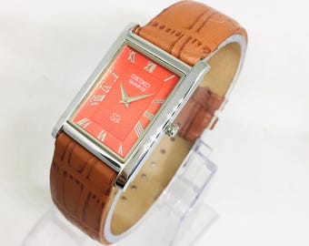 Reloj de pulsera Seiko Tank vintage: esfera romana roja, correa de cuero color canela