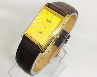 Reloj de pulsera Seiko Tank vintage: esfera romana amarilla, correa de cuero marrón