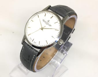 Jaeger LeCoultre Club vintage de los años 70: esfera blanca, correa de piel gris, reloj de pulsera