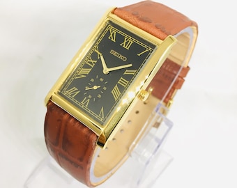 Reloj de pulsera vintage Seiko Tank Quartz con segundero lateral: esfera romana negra, correa de cuero color canela