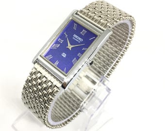 Reloj de pulsera Seiko SQ Quartz Tank vintage: esfera romana azul, cadena de acero inoxidable