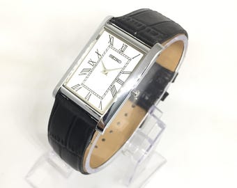 Reloj de pulsera Seiko Quartz Tank vintage: esfera romana blanca, correa de cuero negra