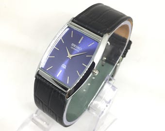 Reloj de pulsera Seiko SQ Quartz Barrel Tank vintage: esfera azul, correa de cuero negra