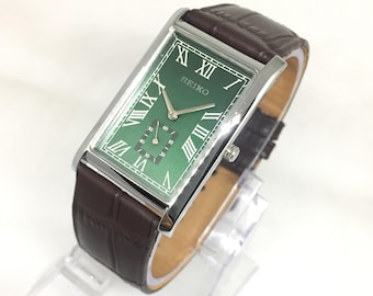 Reloj de pulsera vintage Seiko Tank Quartz con segundero lateral: esfera romana verde, correa de cuero marrón