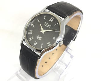Reloj de pulsera Seiko Slim Quartz vintage: esfera romana negra, correa de cuero negra