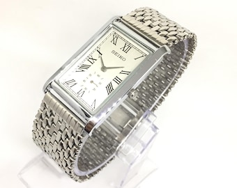 Reloj de pulsera vintage Seiko Tank Quartz con segundero lateral: esfera romana plateada, cadena de acero inoxidable