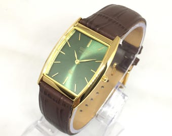 Reloj de pulsera vintage Seiko SQ Quartz Barrel Tank: correa de cuero marrón, verde y dorado