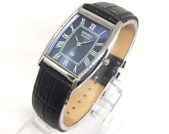 Reloj de pulsera Seiko SQ Quartz Barrel Tank vintage: esfera romana azul, correa de cuero negra