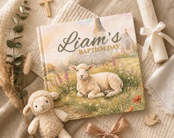 Könnte beinhalten: Ein quadratisches Buch mit dem Titel Liam's Baptism Day, eine Lamm-Plüschfigur, eine weiße Kerze mit Kreuzmotiv, ein Holzkreuz, ein weißes Spitzentuch und ein kleines hölzernes Taubenornament, angeordnet auf einem strukturierten beigen Stoff.