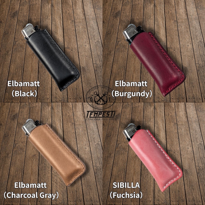 K&ouml;nnte beinhalten: Vier Leder-Feuerzeug-Etuis in Schwarz, Burgunderrot, Anthrazitgrau und Fuchsia. Jedes Etui enth&auml;lt ein Feuerzeug. Die Texte "Elbamatt" und "SIBILLA" sind sichtbar, zusammen mit den Farbbezeichnungen in Klammern.