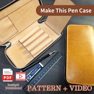 Op de afbeelding: Een beige lederen etui met ritssluiting, met een open interieur met vier penhouders en een gesloten buitenaanzicht. De afbeelding bevat een zwart vulpotlood, een liniaal en de tekst Make This Pen Case, PDF, Pattern + Video.