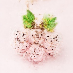 Colgante para bolso con forma de cereza y alas de hada brillantes, accesorio frutal con purpurina y un toque caprichoso, regalo etéreo de estilo cottagecore para amantes de la naturaleza.