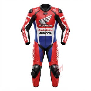 Könnte beinhalten: Ein rot-weiß-blauer Motorrad-Rennanzug aus Leder mit dem Honda-Logo, dem Schriftzug Honda Racing und dem CBR-Branding auf der Brust. Der Anzug verfügt über schwarze Schutzpolster an den Schultern und Knien sowie lange Ärmel.