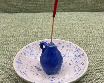 Porta incenso in miniatura a forma di brocca e piattino