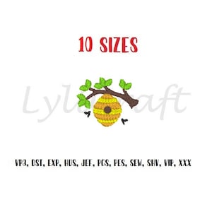 Puede incluir: Un diseño de bordado de una colmena en una rama con abejas volando alrededor. El diseño está disponible en 10 tamaños: VP3, DST, EXP, HUS, JEF, PCS, PES, SEW, SHV, VIP, XXX.