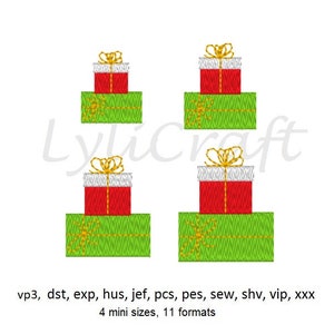 Op de afbeelding: Vier gestapelde kerstcadeaus met rode en witte cadeaudozen en groen inpakpapier met gouden sneeuwvlokmotieven. De tekst "LyliCraft" staat op de achtergrond. De tekst "vp3, dst, exp, hus, jef, pcs, pes, sew, shv, vip, xxx" en "4 mini sizes, 11 formats" staat onder de afbeelding.