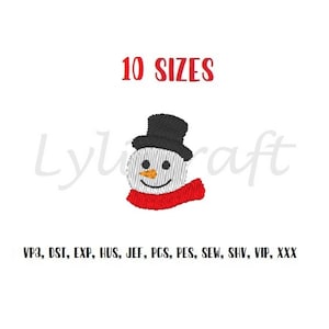 Puede incluir: Un diseño de bordado digital de un muñeco de nieve con un sombrero de copa negro y una bufanda roja. El diseño está disponible en 10 tamaños y en los siguientes formatos: VP3, DST, EXP, HUS, JEF, PCS, PES, SEW, SHV, VIP, XXX.