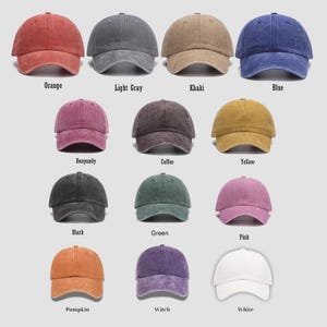 Peut inclure: Une collection de casquettes de baseball de diff&eacute;rentes couleurs, notamment orange, gris clair, kaki et bleu. D'autres couleurs sont bordeaux, caf&eacute;, jaune, noir, vert, rose, citrouille, sorci&egrave;re et blanc. Chaque casquette a une visi&egrave;re incurv&eacute;e et une sangle r&eacute;glable.