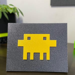 Placa de escritorio y pared con la mascota de código Clawdy Claude / Decoración naranja para geeks de la programación con IA, acento para desarrolladores