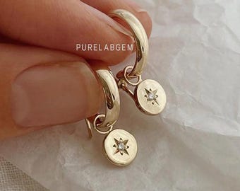 Diamant Starburst Huggies Huggies, kleine baumelnde Charme Stern Ohrringe, himmlische Ohrringe, 14K Solid Gold Creolen, zierlicher himmlischer Schmuck