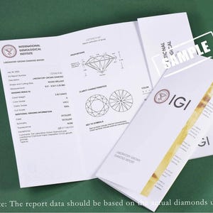 Pode incluir: Um close-up de v&aacute;rios documentos brancos do Relat&oacute;rio de Diamante Cultivado em Laborat&oacute;rio do International Gemological Institute. Os documentos incluem diagramas, informa&ccedil;&otilde;es de classifica&ccedil;&atilde;o e o logotipo IGI. A palavra "SAMPLE" est&aacute; estampada em um documento.