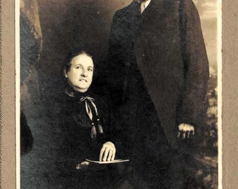 Fotografia in studio di Helen Duncan, ritenuta l'ultima persona condannata per stregoneria nel Regno Unito, e suo marito.