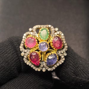 Handgefertigter Ring mit Diamanten, Smaragden, Rubinen und Saphiren, viktorianisches Sterlingsilber, Statement-Ring mit mehreren Edelsteinen, 7,71 Gramm.