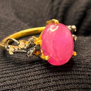 Op vintage geïnspireerde 92,5 sterlingzilveren ring met robijn en diamanten halo Victoriaanse vergulde klaver, statement ring, 3,80 gram.