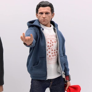 シビルウォーのスパイダーマンにインスパイアされた1/6スケールのTシャツ。ピーター・パーカーのピザTシャツは、12インチのフィギュアに適合します。例：HT TTM 18、19、21 TBLeague M31 - M33
