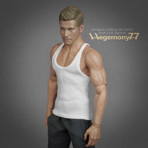 Puede incluir: Un tank top blanco sin mangas para una muñeca o figura de acción. La camiseta está hecha de una tela suave y elástica y tiene un cuello redondo. La camiseta se muestra en una figura de acción masculina con una tez bronceada y cabello castaño corto.