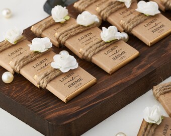 Recuerdos de boda rústicos, chocolate personalizado, estilo kraft, cordel de yute y regalo de flores blancas.