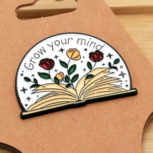 Grow Your Mind Emaille Pin | Buchliebhaber*innen Button mit Blumen & Sternen | Booktok Fans und Leseratten | Motivation und Selbstliebe