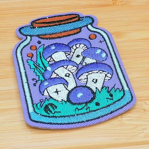 Magischer Pilzglas Aufnäher | Stickerei Patch mit violetten Fliegenpilzen, Hexenwald, Cottagecore | Deko für Kleidung und Taschen | Festival