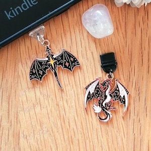 Handmade Emaille Drachen Charms Handy, Iphone und E-Reader | USB-C Staubschutz | Fantasy Deko für Romantasy Fans | Fourth Wing inspiriert