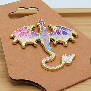 Pin de esmalte de dragón colorido | Accesorio de fantasía con degradado para jinetes de dragones y fanáticos del romance | Botón inspirado en la Cuarta Ala