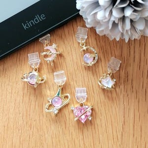 Ciondolo fantasy fatto a mano | Ciondoli per USB-C, Kindle e telefoni cellulari | Magica protezione antipolvere per e-reader, iPhone | Ventilatori Booktok | Tappo antipolvere per telefono