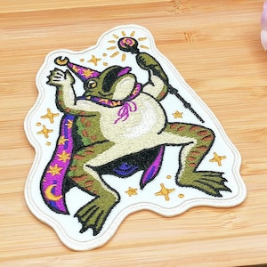 Frosch Zauberer Patch | Magischer Aufnäher mit Sternen und Zauberstab | Fantasy Stickerei für Buchliebhaber und Märchen Fans | Cottagecore