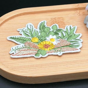 Écusson brodé de fleurs sauvages et d'un livre | Écusson pour vêtements, sacs et couvertures de livres | Cadeau idéal pour les amoureux des fleurs et des livres