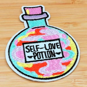 Parche de Poción de Amor Propio | Parche de Empoderamiento para Brujas, Fans de la Fantasía y Lectores de Fantasía Romántica | Parche Termoadhesivo Psicodélico para Festivales