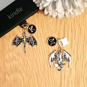 Personalisierbar Emaille Drachen Charm | USB-C Handy, IPhone und E-Reader | Staubschutz Romantasy Fourth Wing | Staubschutz Handmade Fantasy