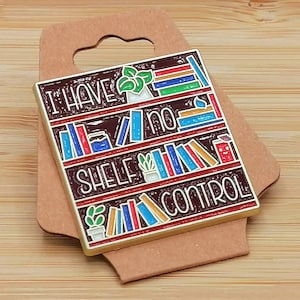Emaille speldje "Ik heb geen controle over mijn boekenplank" | Grappige speld voor boekenliefhebbers | Ontwerp voor een boekenplank | Boekig cadeau voor boekenwurmen