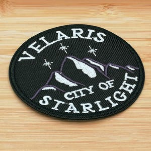 Parche inspirado en Velaris | Parche termoadhesivo de ACOTAR | Bordado de Ciudad de la Luz de las Estrellas | Regalo de fantasía para amantes de la lectura