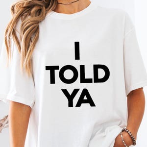 I Told Ya Bold Statement T-shirt - chic T-shirt met minimalistische tekst voor alledaagse casual stijl of opvallende statement-outfits.
