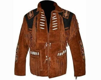 Könnte beinhalten: Braune Wildlederjacke mit schwarzen Schulterakzenten, dekorativen Perlen und Fransen. Die Jacke hat einen Reverskragen, einen Kordelverschluss und dekorative Perlen an den Ärmeln und Taschen. Ein stilvolles Kleidungsstück für einen Western- oder Bohemian-Look.
